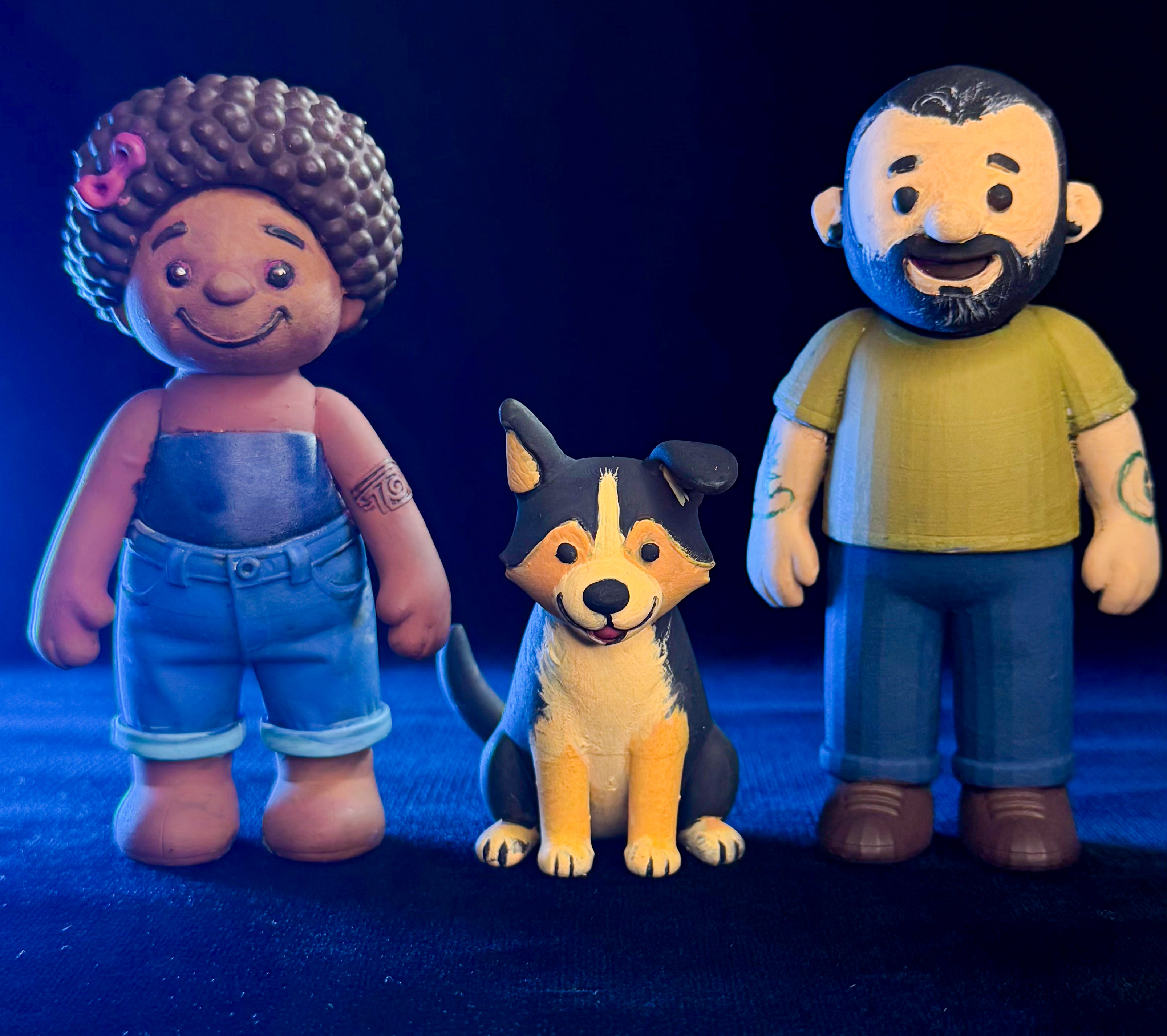Bonecos personalizados em estilo caricatura: casal e cachorro