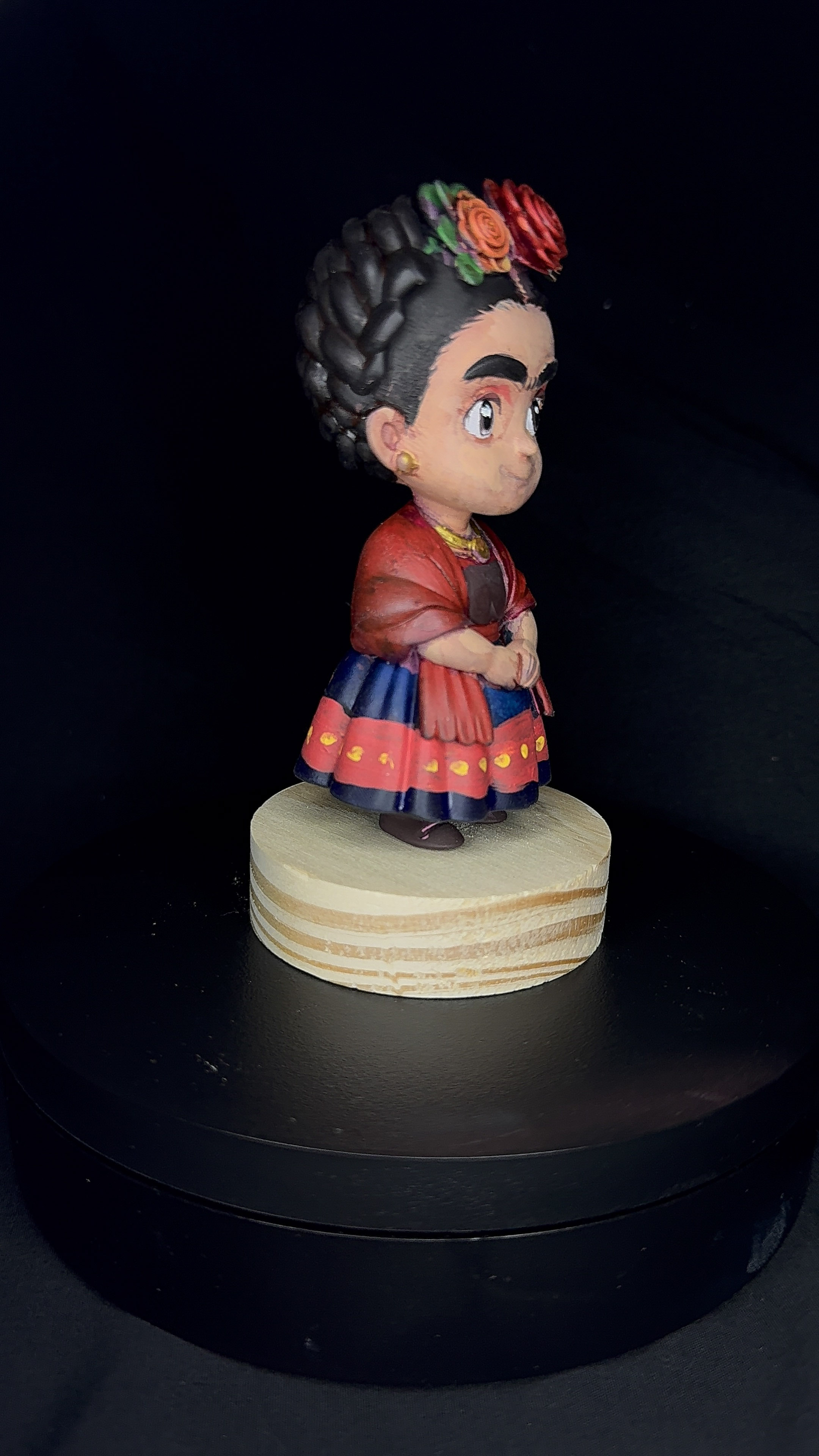 Frida Kahlo em estilo chibi, flores no cabelo e traje tradicional, pintada à mão