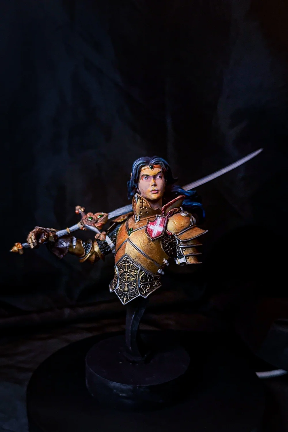 Miniatura de guerreira pintada à mão em resina
