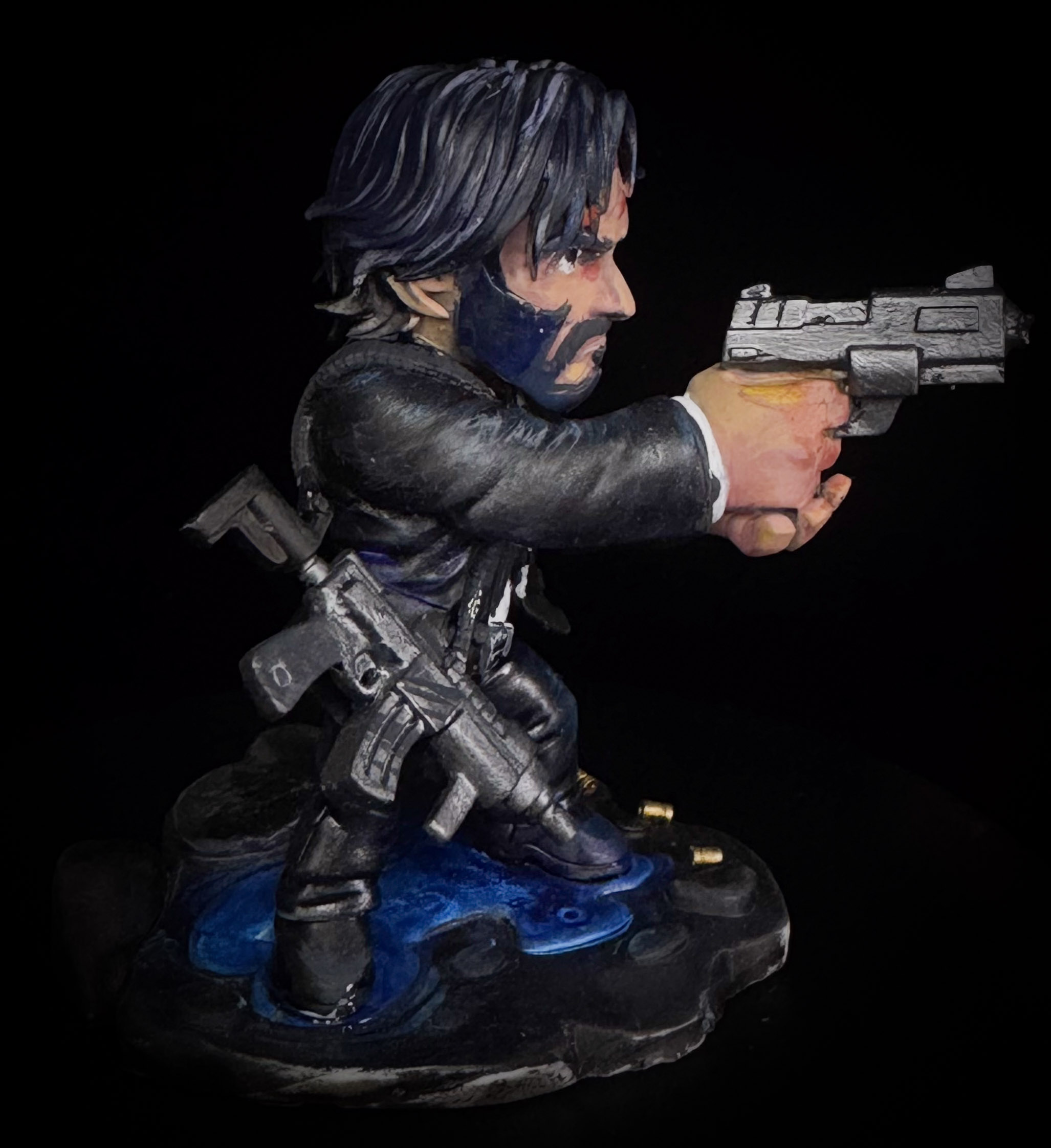 John Wick em estilo chibi, terno preto e pistola, pintado à mão