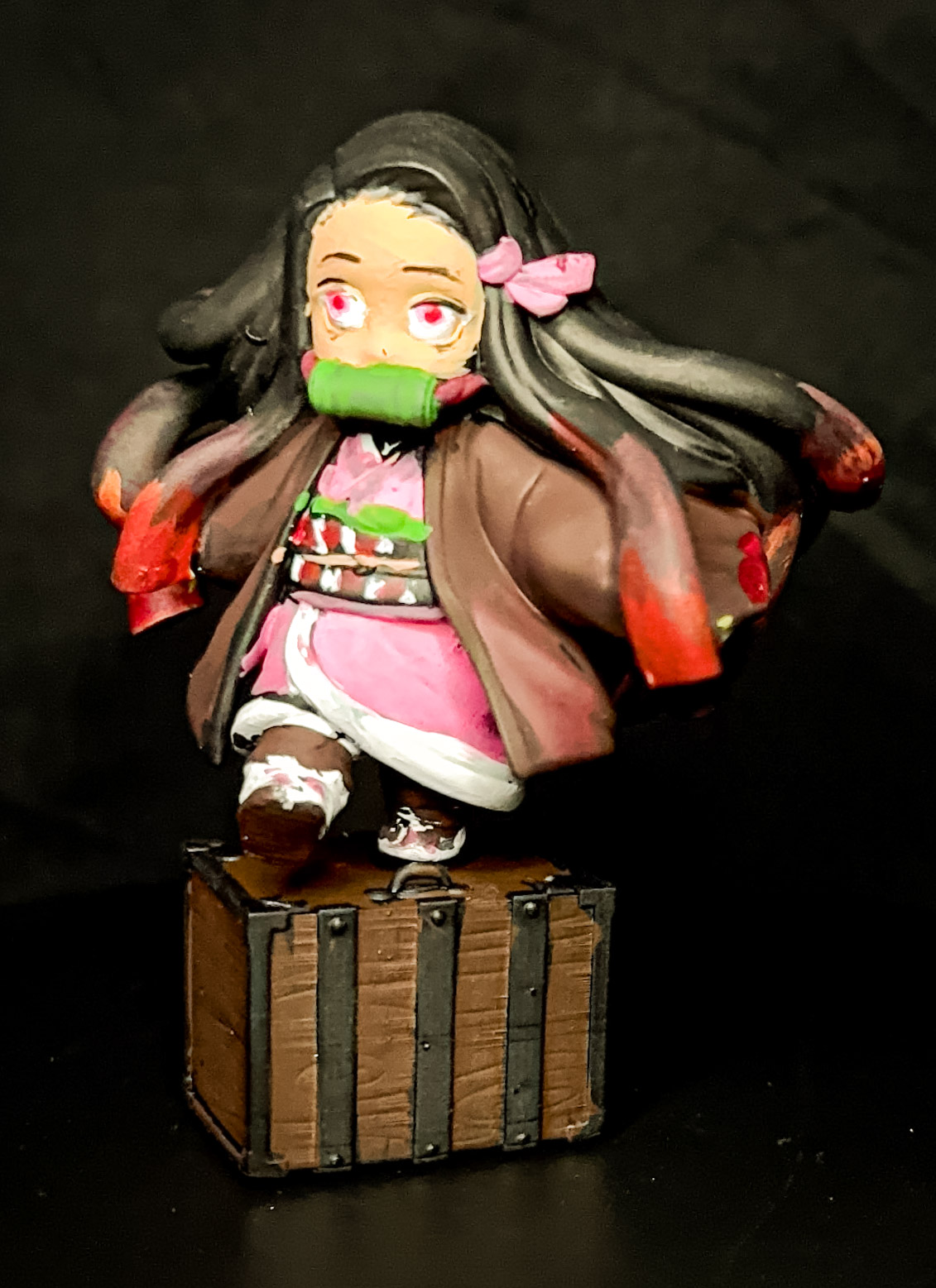 Nezuko de Demon Slayer em estilo chibi, sobre caixa de madeira, pintada à mão