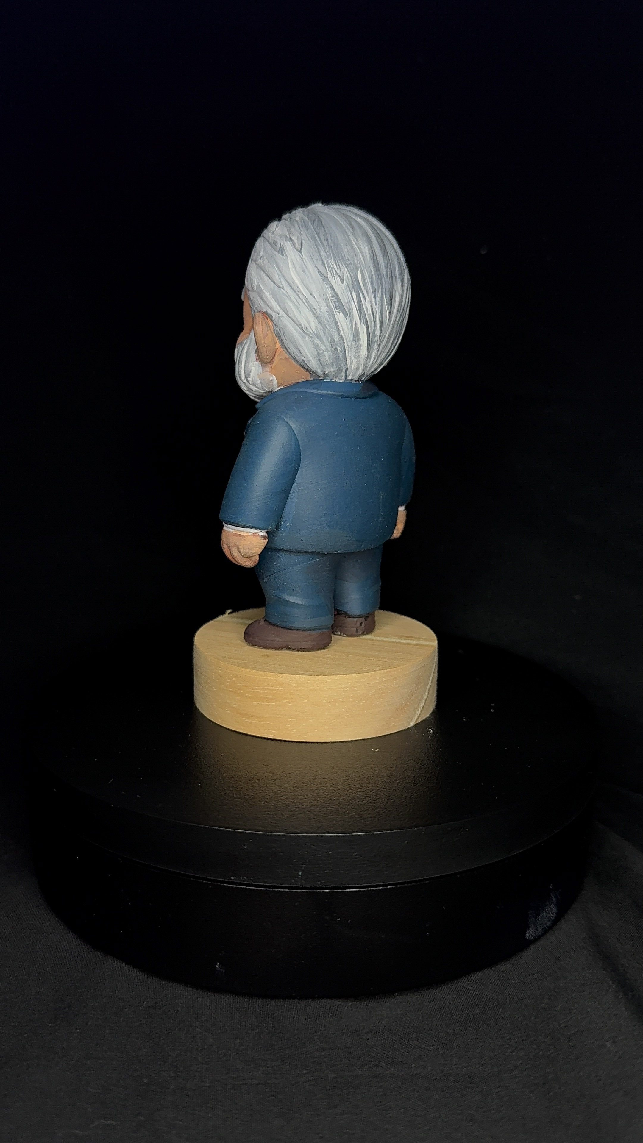 Caricatura de presidente em estilo chibi, terno azul, pintada à mão